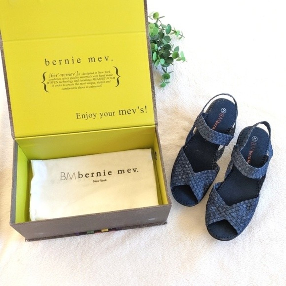 NWT Bernie Mev Woven Wedges Sandals Size 10.5